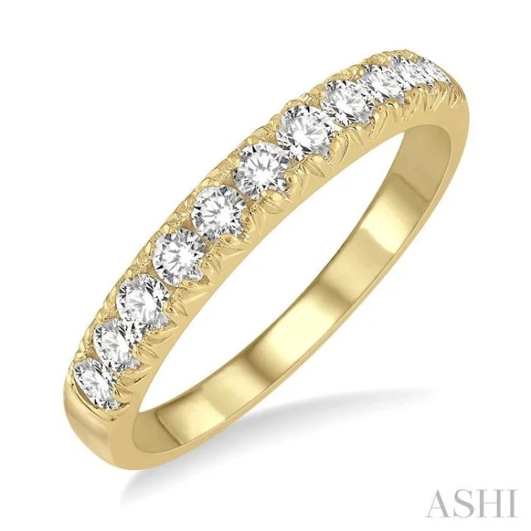 1/2 ctw 11 Stone Round Cut Diamond Wedding Band in 14K Yellow Gold