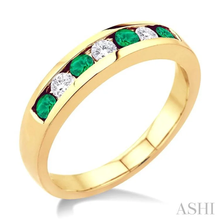 1/5 Ctw Channel Set Round Cut Diamond and 2.5 MM Round Cut Emerald Band in 14K Yellow Gold