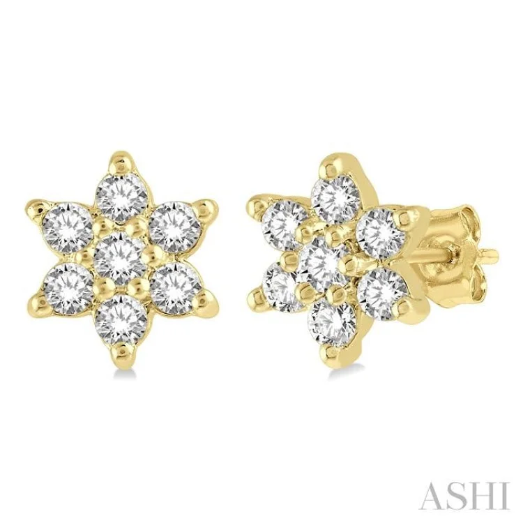 1/6 Ctw Floral Round Cut Diamond Petite Fashion Earring in 14K Yellow Gold